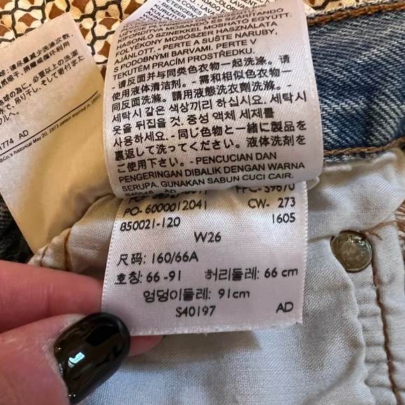 Levi Shorts - Picture 3 of 5